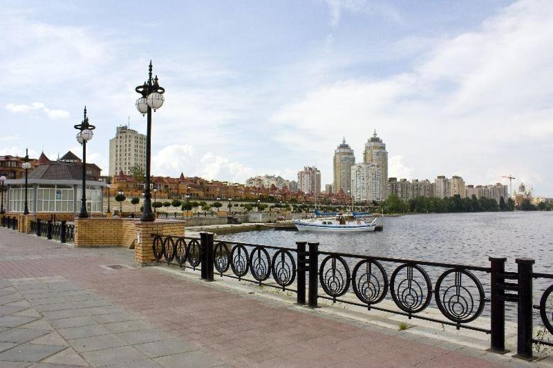 Dream Town Apartment Kiev Buitenkant foto